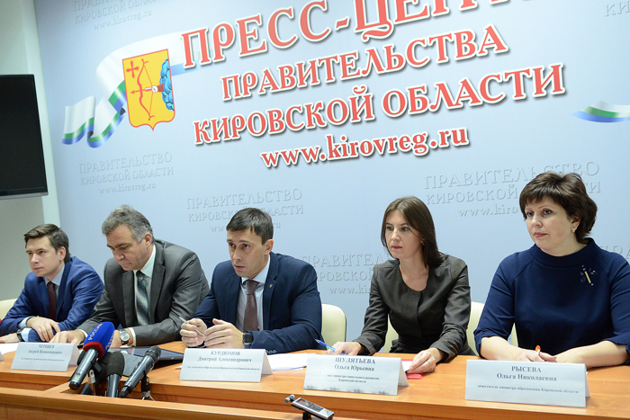 Зарплату кировских педагогов не снизят