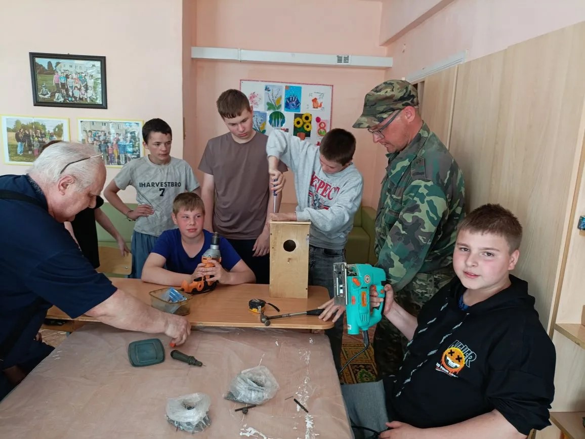 В поселке Заря старшее поколение учит детей ремеслу