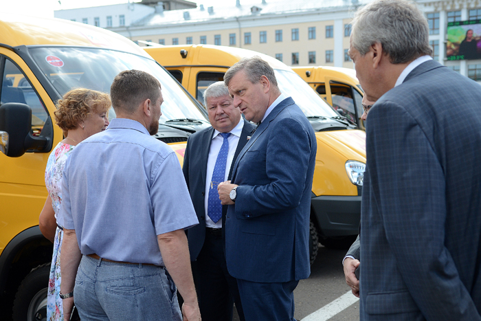 Кировские школы получат 68 новых автобусов