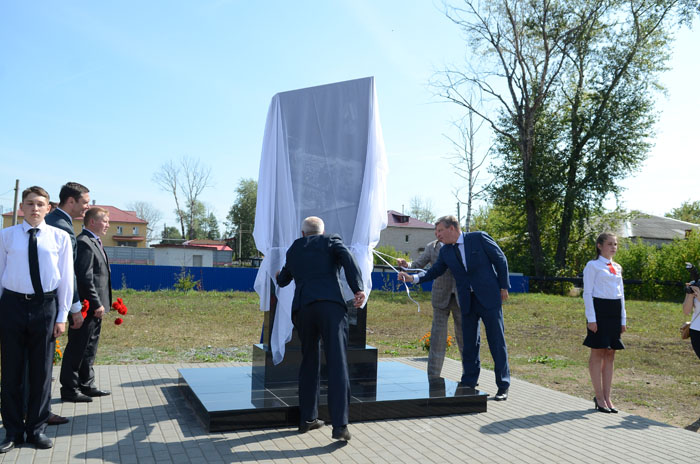 В Зуевке открыт памятник труженикам тыла