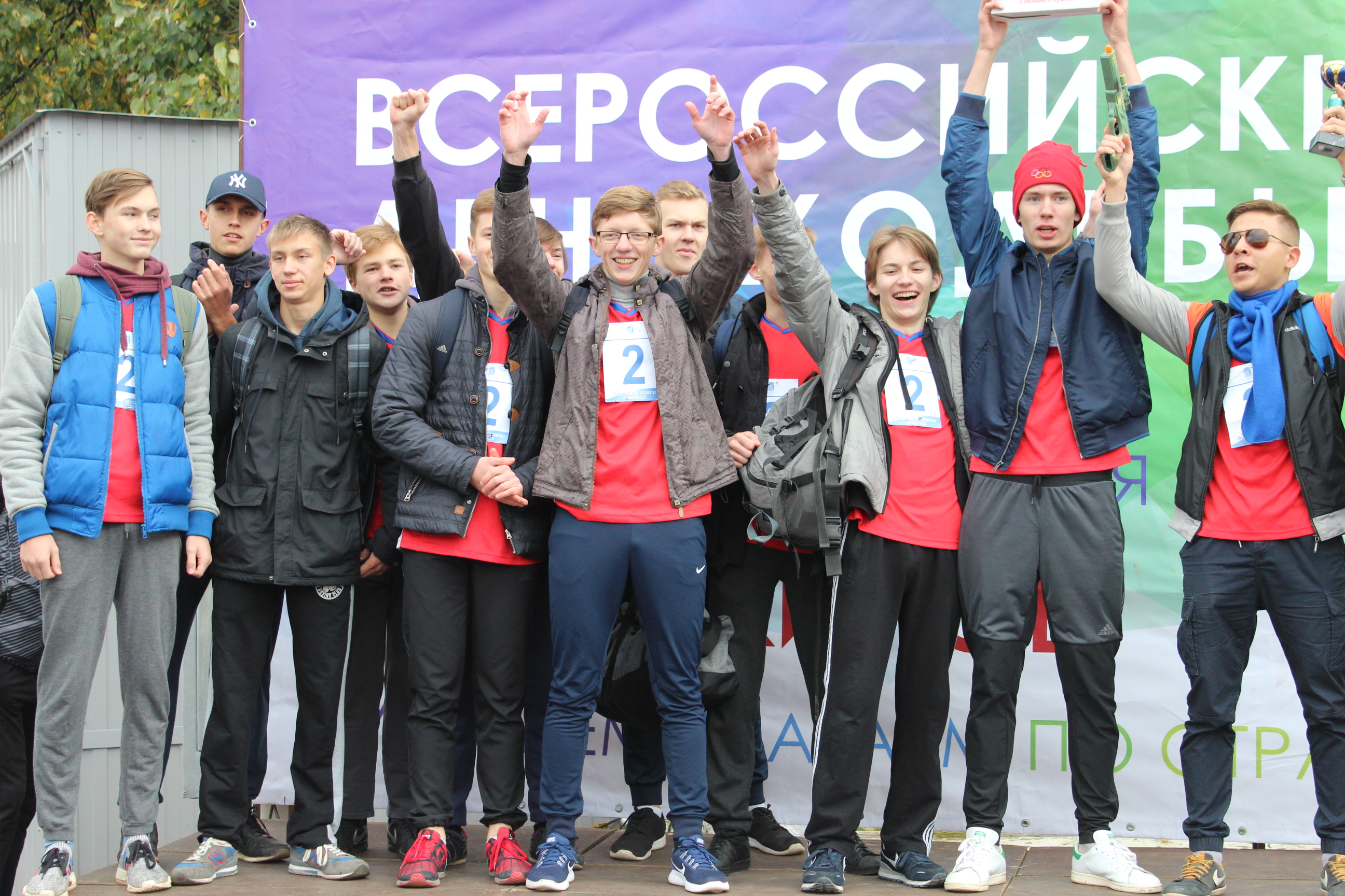 В Кирове летний спортивный сезон закрыли традиционной легкоатлетической эстафетой