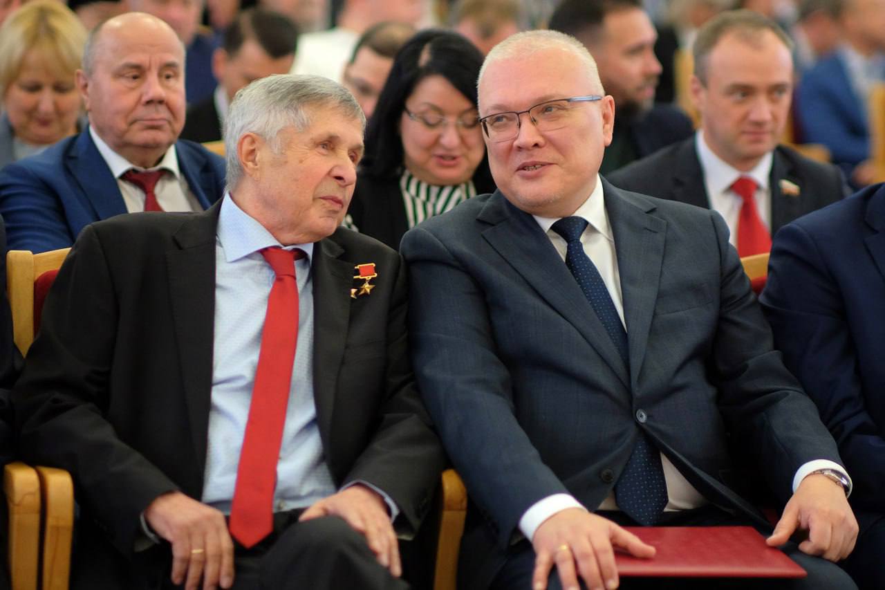 Александр Соколов поздравил космонавта Виктора Савиных с днем рождения