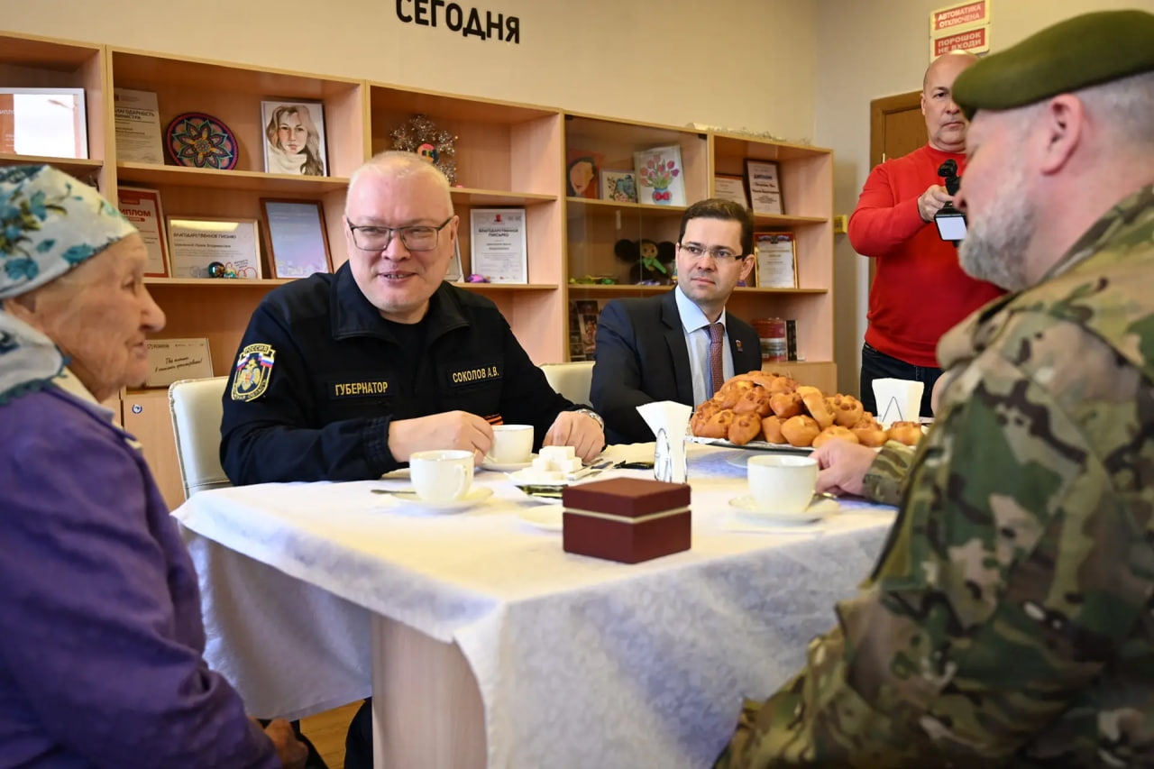 Александр Соколов в Слободском встретился с труженицей тыла и ее внуком – участником СВО