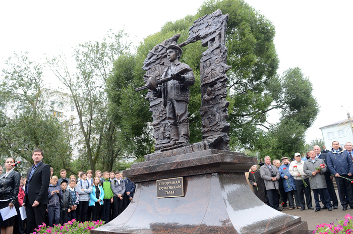 В Кирове открыт памятник кировчанам-труженикам тыла