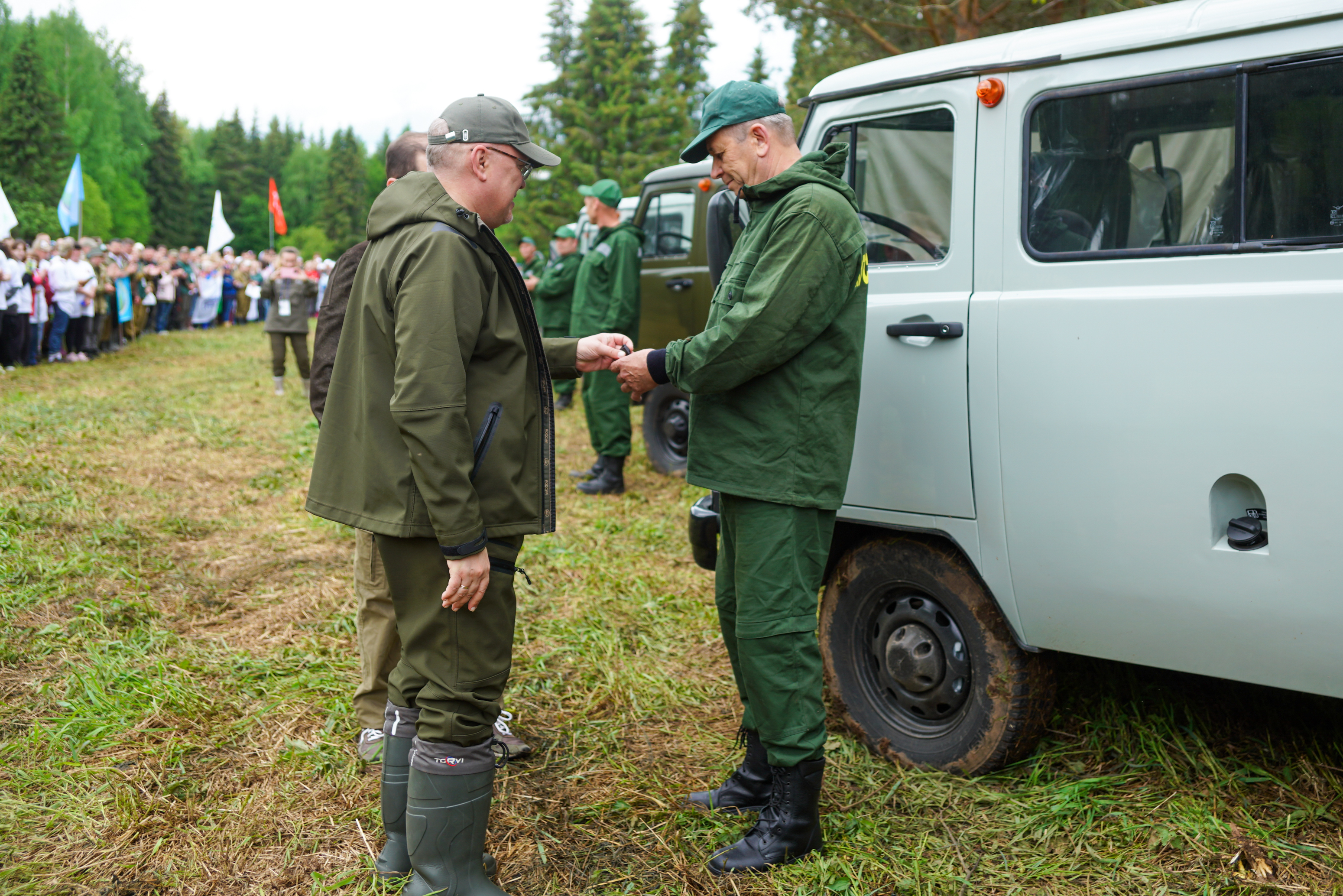 Александр Соколов и Борис Веснин вручили лесоохране ключи от новых автомобилей высокой проходимости
