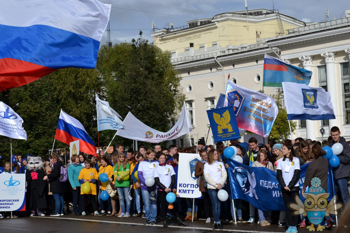 Более 3000 первокурсников в Кирове приняли участие в Параде российского студенчества