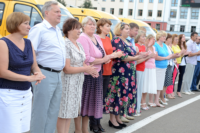 Кировские школы получат 68 новых автобусов