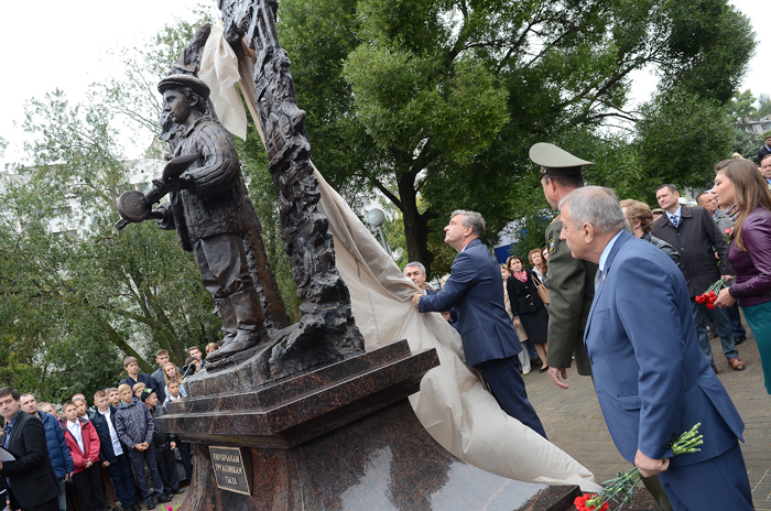 В Кирове открыт памятник кировчанам-труженикам тыла