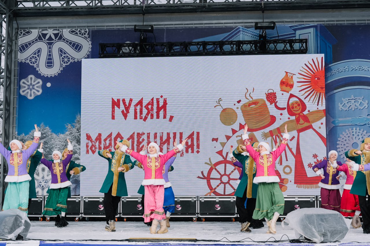 На Театральной площади в Кирове проходят масленичные гуляния