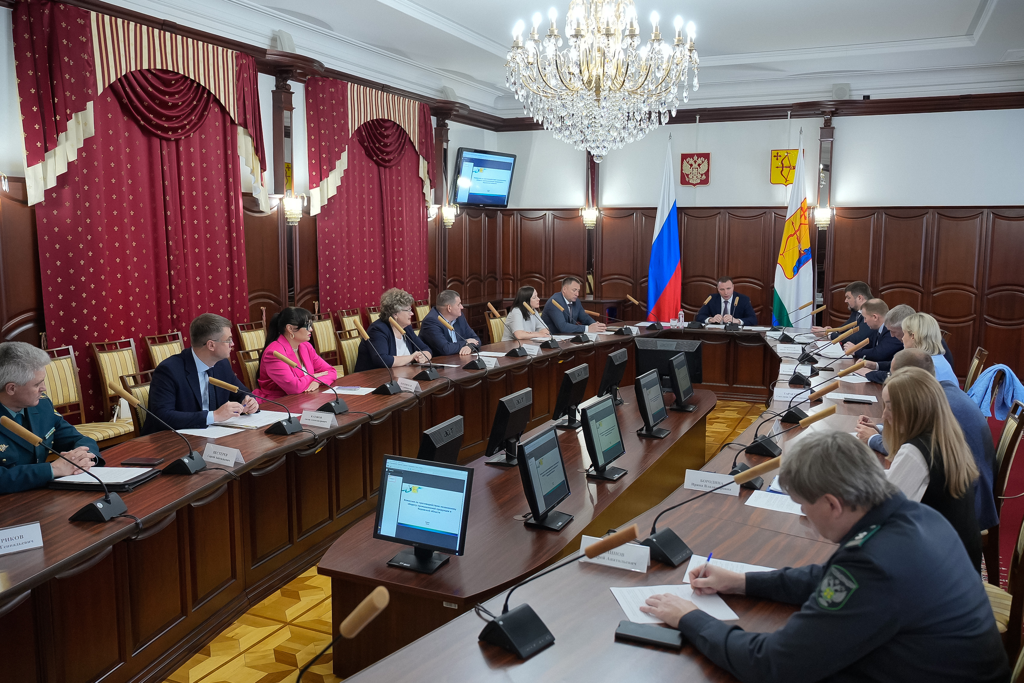 В правительстве обсудили защиту детей от некачественных товаров