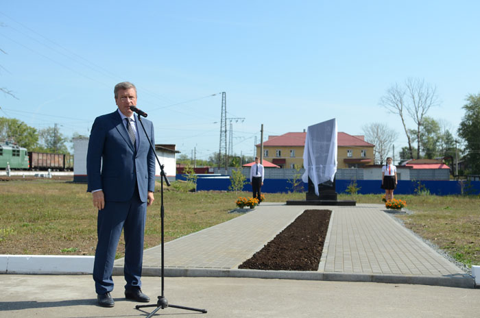 В Зуевке открыт памятник труженикам тыла