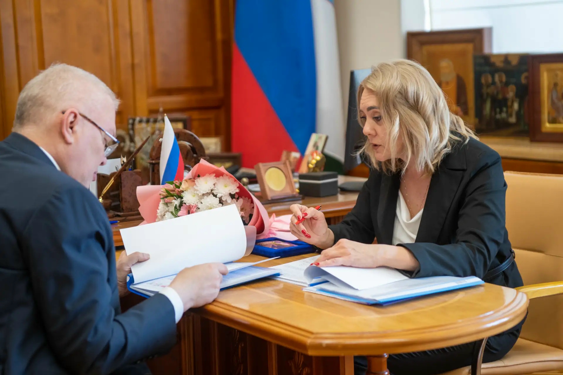 Александр Соколов наградил главу Яранского района