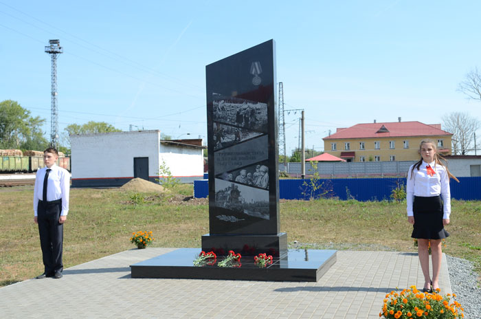 В Зуевке открыт памятник труженикам тыла