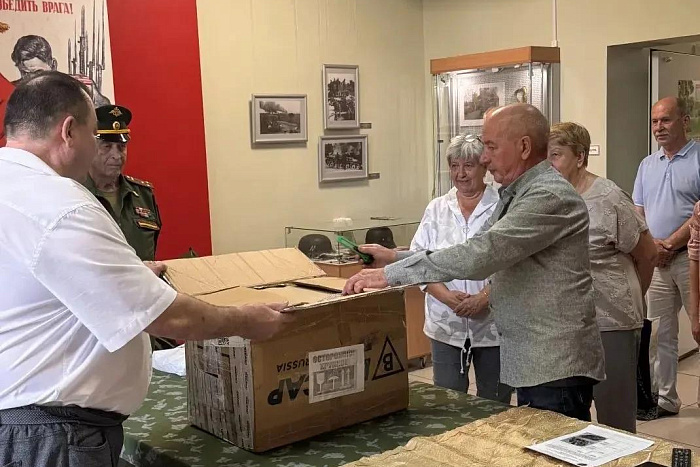 Личные вещи кировского лётчика-героя передали в Музей воинской славы