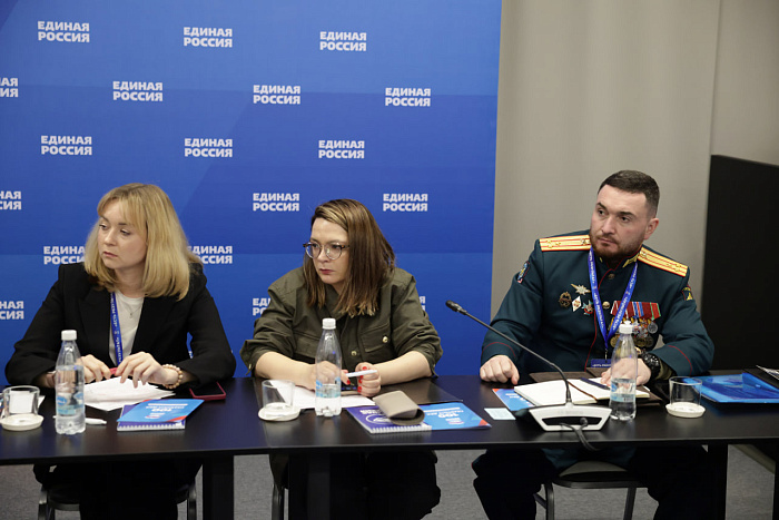 Александр Соколов на окружном форуме представил комплексную региональную программу «Молодежь»