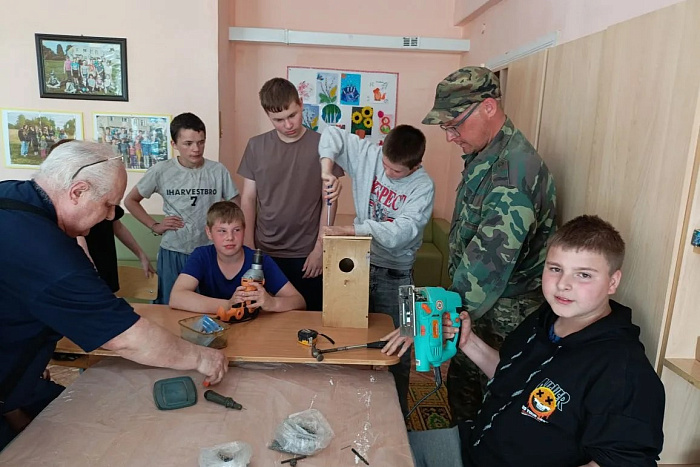 В поселке Заря старшее поколение учит детей ремеслу