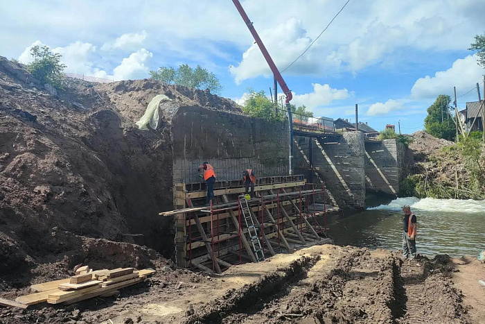 В Кировской области ремонтируют вековой мост через реку Уржумку