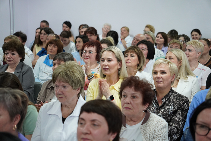 Коллективы медицинских организаций региона принимают поздравления с профессиональным праздником