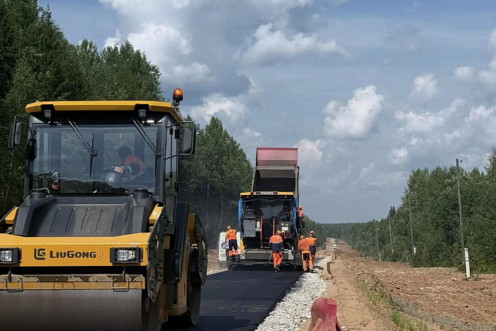 В Подосиновском районе на участке Пинюг — Скрябино впервые укладывают асфальт