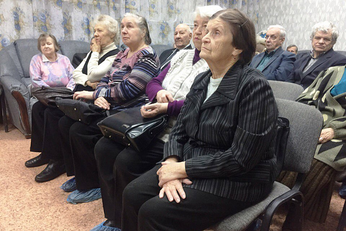Дмитрий Курдюмов поздравил пожилых людей – получателей социальных услуг с наступающим праздником