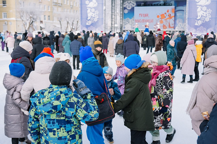 На Театральной площади в Кирове проходят масленичные гуляния