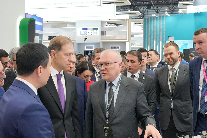 Вице-премьеру Денису Мантурову представили уникальную кировскую продукцию для высокоточных станков