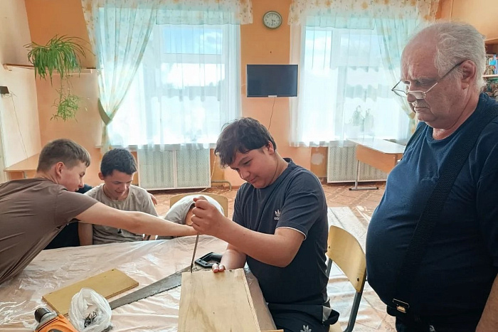 В поселке Заря старшее поколение учит детей ремеслу