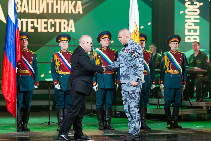Александр Соколов вручил государственные и региональные награды отличившимся в службе кировчанам