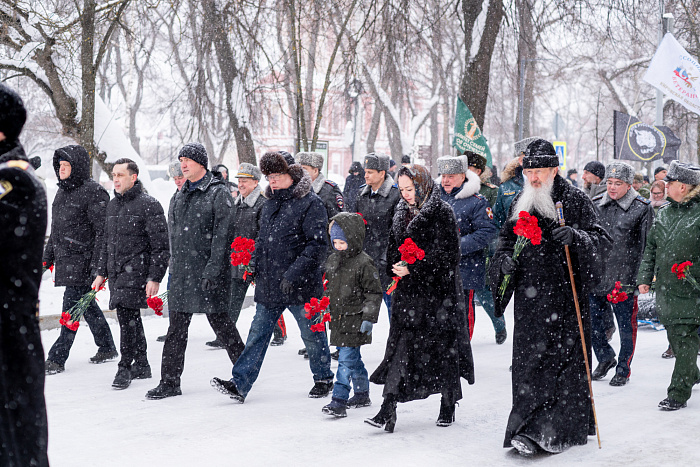 В День защитника Отечества губернатор Александр Соколов с семьей возложил цветы к Вечному огню