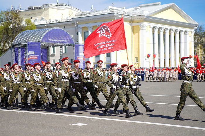 В преддверии Дня Победы в Кирове прошел юнармейский парад