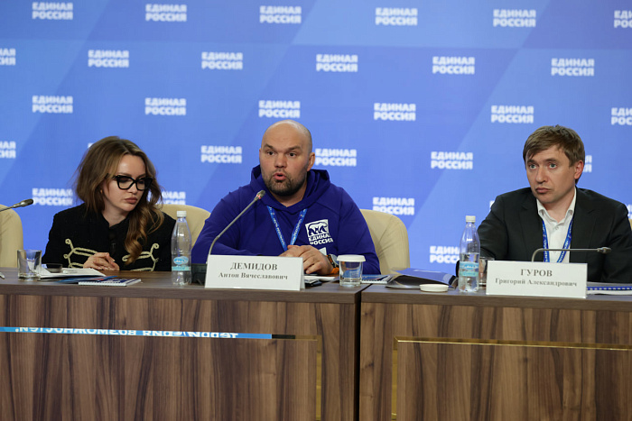Александр Соколов на окружном форуме представил комплексную региональную программу «Молодежь»