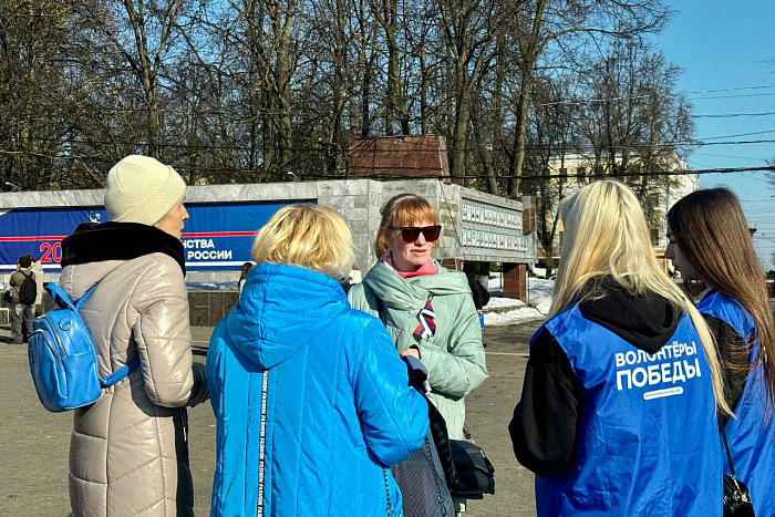 Кировские волонтеры развернули российский триколор на Театральной площади