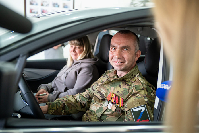 Фонд «Защитники Отечества» вручил кировскому ветерану автомобиль