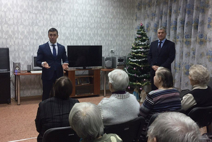 Дмитрий Курдюмов поздравил пожилых людей – получателей социальных услуг с наступающим праздником