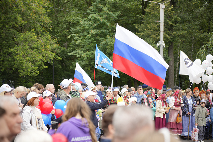 В День молодежи 6 молодых семей получили сертификаты на новое жилье