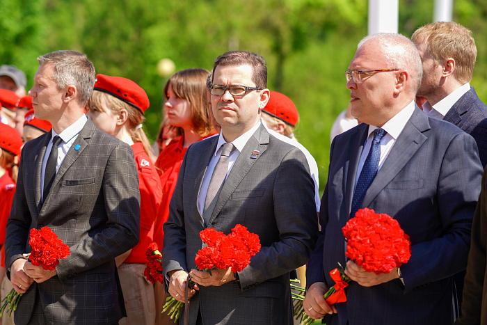 Александр Соколов вместе с кировчанами почтил память Героев Труда