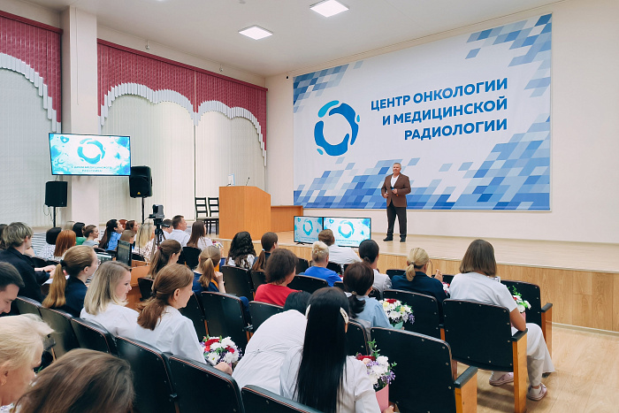 Коллективы медицинских организаций региона принимают поздравления с профессиональным праздником