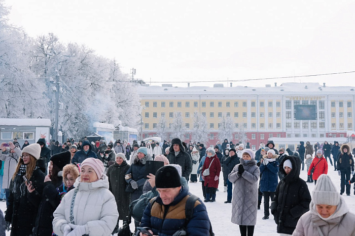 На Театральной площади в Кирове проходят масленичные гуляния