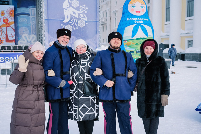 На Театральной площади в Кирове проходят масленичные гуляния
