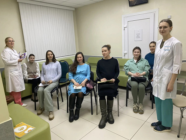 В женских консультациях Кировской области учат ответственному родительству