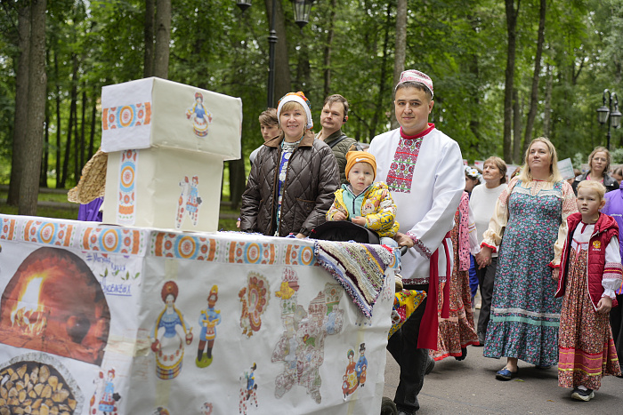 В День молодежи 6 молодых семей получили сертификаты на новое жилье
