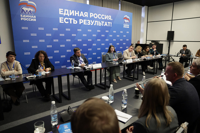Александр Соколов на окружном форуме представил комплексную региональную программу «Молодежь»