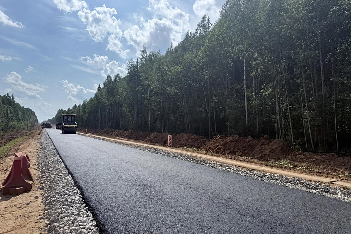 В Подосиновском районе на участке Пинюг — Скрябино впервые укладывают асфальт