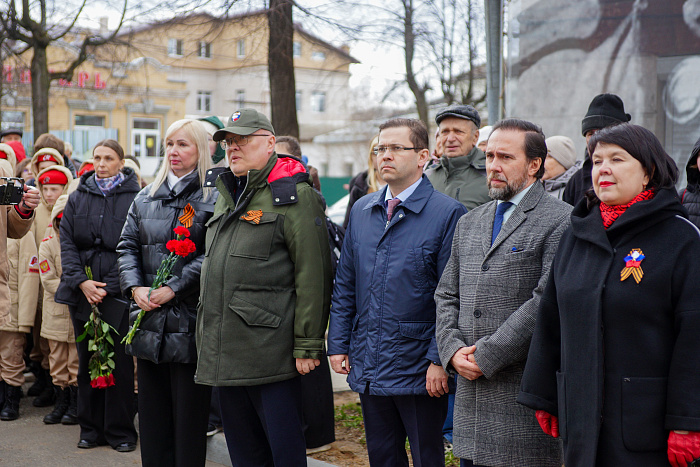 Александр Соколов в Слободском встретился с труженицей тыла и ее внуком – участником СВО