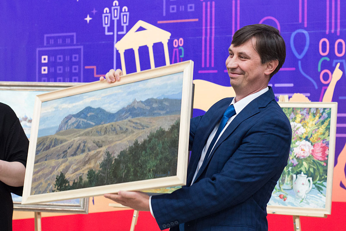 Вятские художники подарили кировскому онкодиспансеру 50 картин