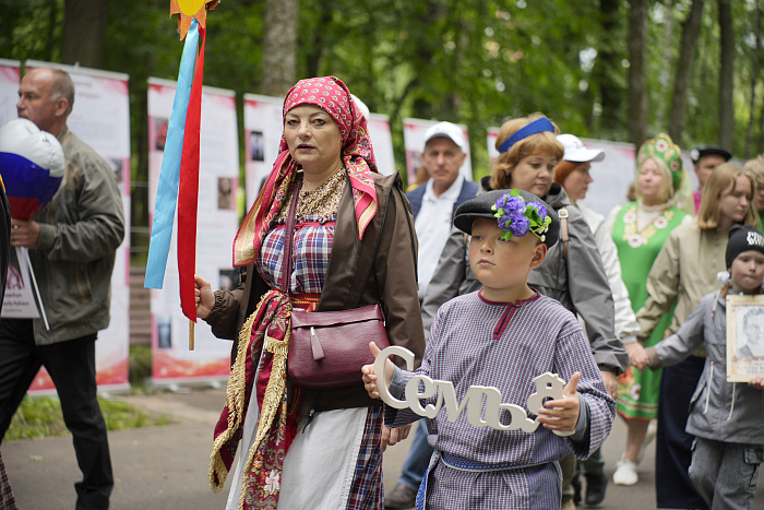 В День молодежи 6 молодых семей получили сертификаты на новое жилье