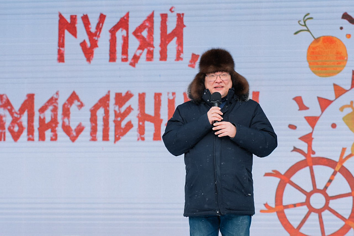 На Театральной площади в Кирове проходят масленичные гуляния