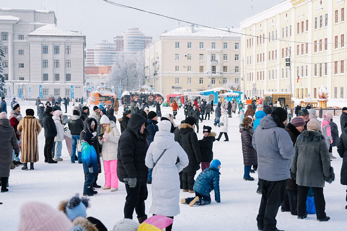 На Театральной площади в Кирове проходят масленичные гуляния