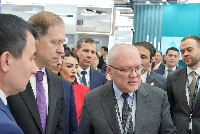 Вице-премьеру Денису Мантурову представили уникальную кировскую продукцию для высокоточных станков