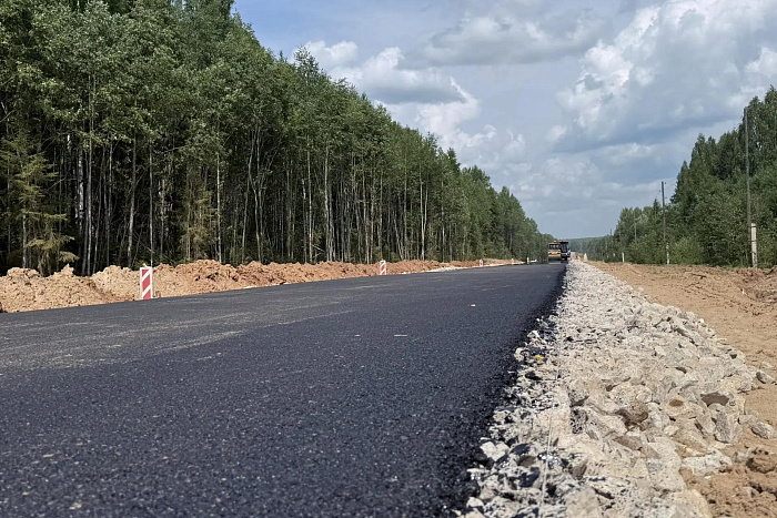 В Подосиновском районе на участке Пинюг — Скрябино впервые укладывают асфальт